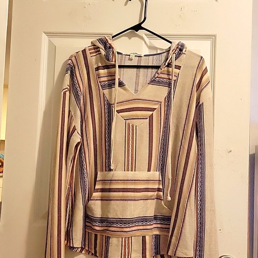 New never worn cute to with hood & front pocket. Size xl